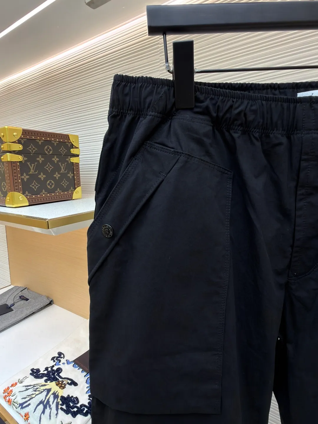 P430 Stonelsland badge casual trousers ●Original version: 3730 purchase and development ●Item number: 1681434-A85 ●Fabric: Yunmian Yixu moisture-permeable soft-skin satin fabric ●Technology: embroidery production ●Color: black ●Version: Fitted version ●Weight: about 445 grams ●Size: 34-36-38-40 ●Description: Customized Yunmian Yixu moisture-permeable soft-skin satin, refreshing and breathable Comfortable and skin-friendly. The black base is calm and elegant. The iconic Stonesland badge is embellished on the side of the trousers. It is like a unique medal to highlight the brand's imprint. It abandons complexity and outlines a neat silhouette with simple lines to outline a casual and free style. Calmly interpret a unique style chapter, using imported machine embroidery technology. Use advanced computer control systems and precision mechanical components to realize the Stonesland badge embroidery operation with high precision. The lines are smooth and delicate, and the fabrics have been heavily fermented and washed. It has better hand feel and texture, is not easy to deform, shrink or fade, and maintains long-term beauty. The overall wiring is straight and delicate, the fabric is comfortable and soft, and the color is consistent without color difference. It can be matched with the same style to create a fashionable look and control various occasions. Customized accessories, complete with three standards, same style for men and women!